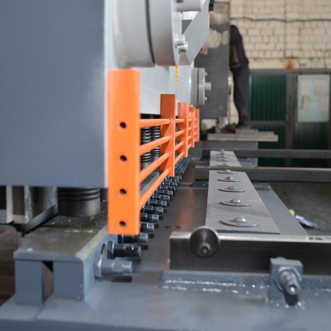 Гидравлическая гильотина ЮМЗ НГ16Г.01 (лист 16*2500 мм)Фото 10163-03.jpg