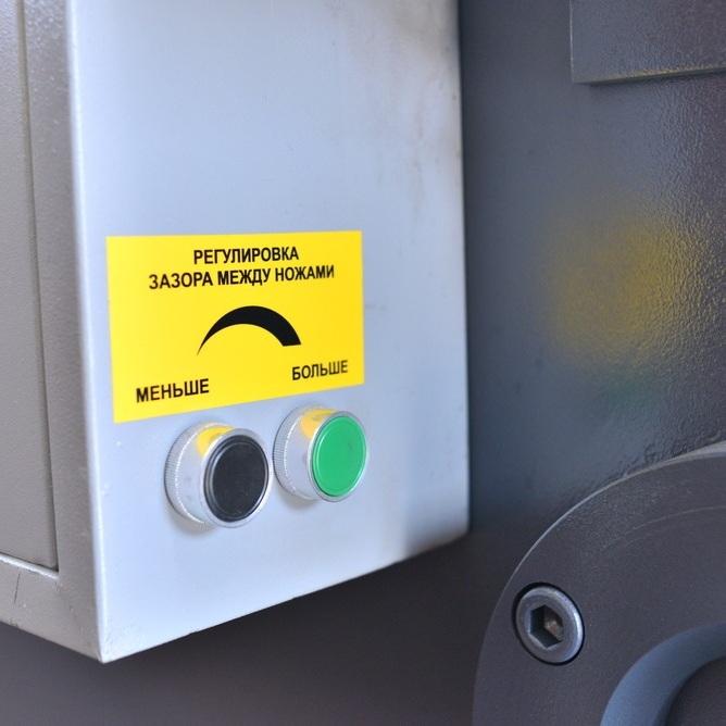 Гидравлическая гильотина ЮМЗ НГ16Г.01 (лист 16*2500 мм)Фото 10163-07.jpg