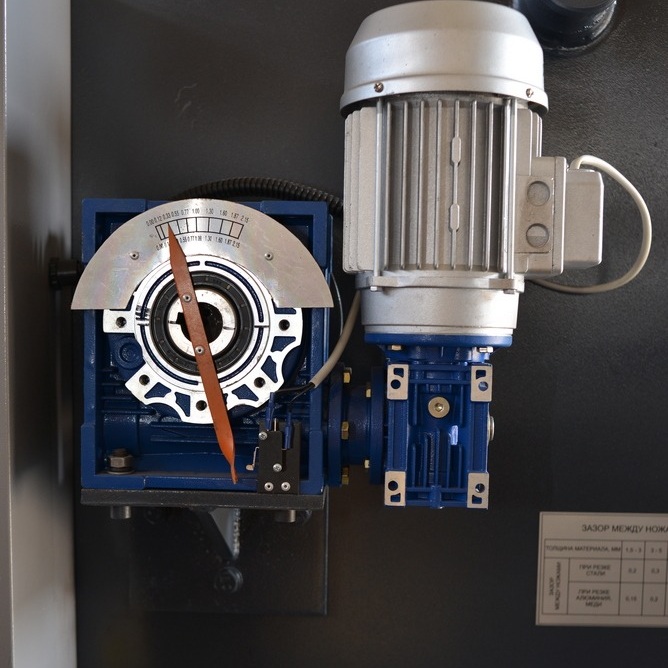 Гидравлическая гильотина ЮМЗ НГ6Г.01 (лист 6,3*2500 мм)Фото 10168-05.jpg