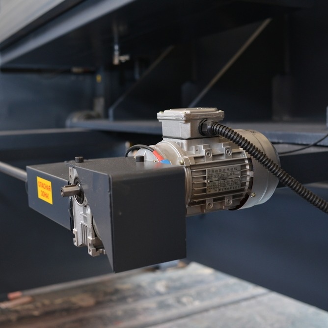 Гидравлическая гильотина ЮМЗ НГ13Г.01 (лист 13*2500 мм)Фото 10169-06.jpg