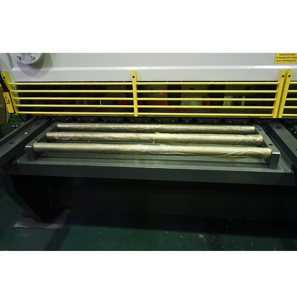 Гидравлическая гильотина ЮМЗ НГ6Г.02 (лист 6,3*3200 мм)Фото 10173-03.jpg