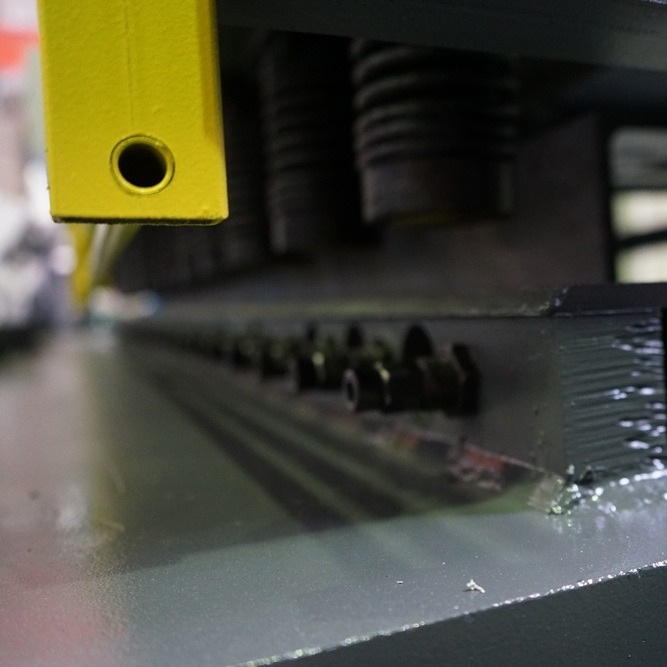 Гидравлическая гильотина ЮМЗ НГ20Г.02 (лист 20*3200 мм)Фото 10176-04.jpg