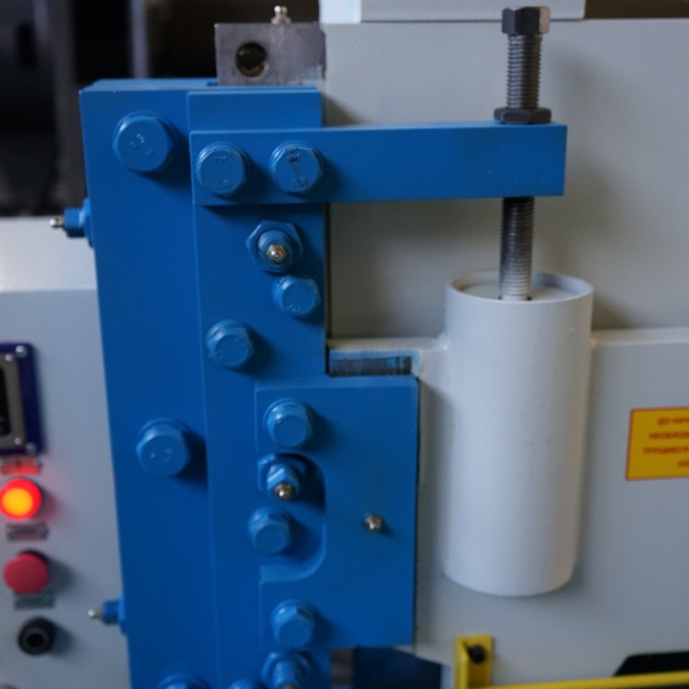 Ножницы гильотинные с наклонным ножом ЮМЗ НЛК3116 (лист 4*2000 мм)Фото 10179-07.jpg