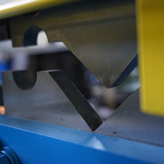 Ножницы гильотинные с наклонным ножом ЮМЗ НЛК3118 (лист 6,3*2000 мм)Фото 10186-02.jpg