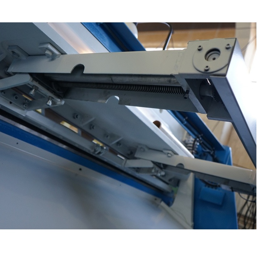 Ножницы гильотинные с наклонным ножом ЮМЗ НЛК3118 (лист 6,3*2000 мм)Фото 10186-08.jpg