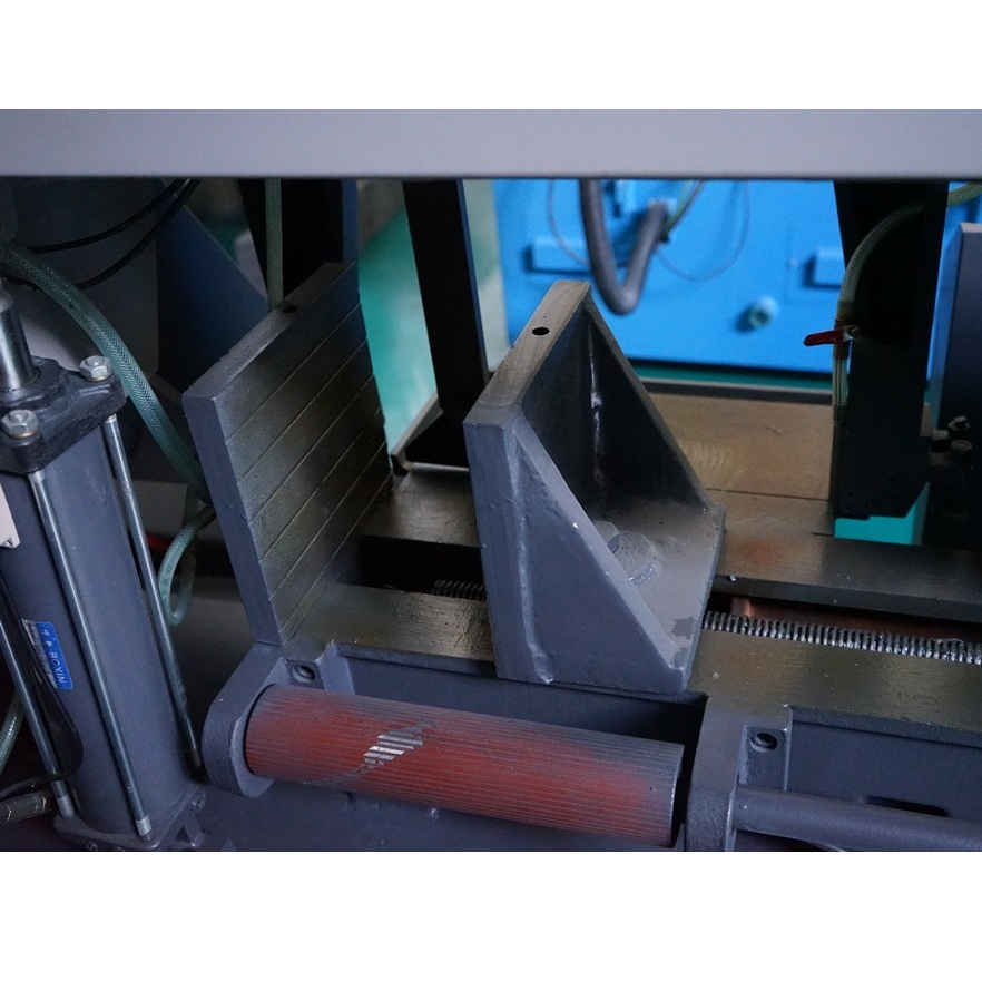 Полуавтоматический ленточнопильный станок ЮМЗ ЛПСГ-380Фото 10204-08.jpg