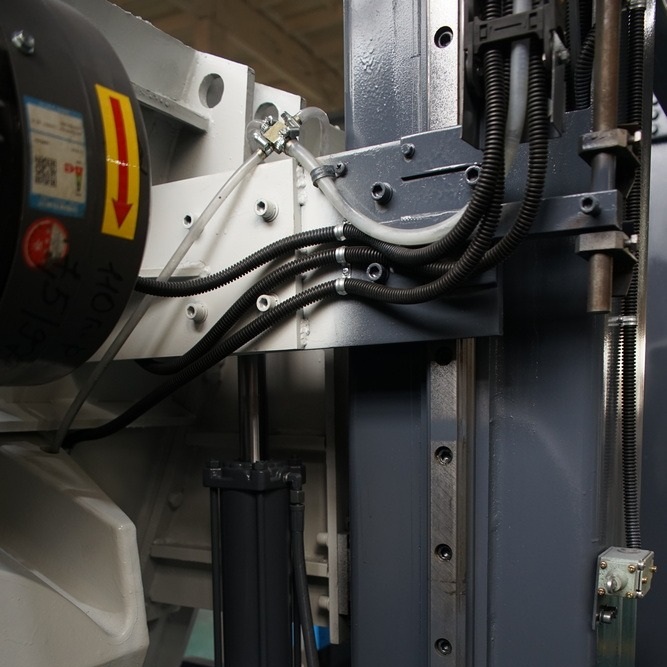 Полуавтоматический ленточнопильный станок ЮМЗ ЛПСГ-800Фото 10215-06.jpg