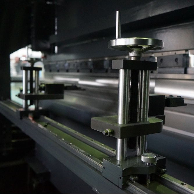 Листогибочный гидравлический пресс ЮМЗ ПЛГ-300Фото 10235-04.jpg