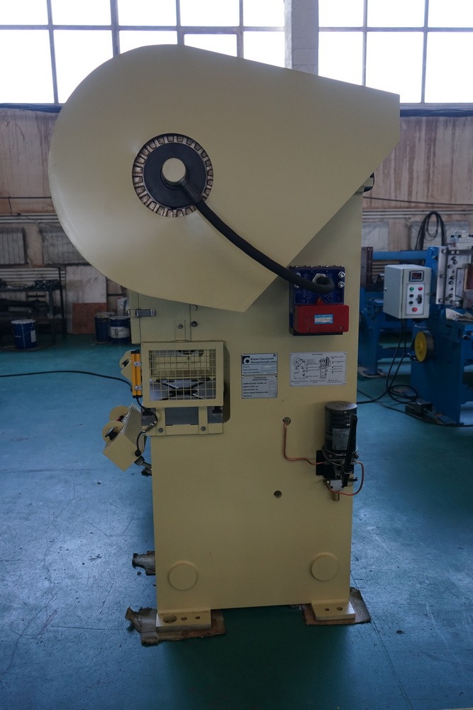 Пресс кривошипный ЮМЗ КД2122Фото 10715-04.jpg