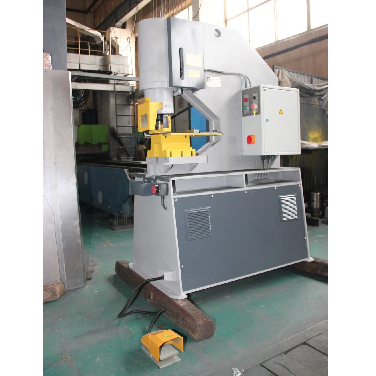 Гидравлический пробивной пресс ЮМЗ УПО-60 с ЧПУФото 10722-03.jpg