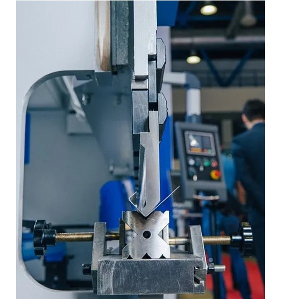 Гидравлический листогибочный пресс MetalTec HBM 160/3200M (E22, инвертор заднего упора)Фото 4205-07.jpg