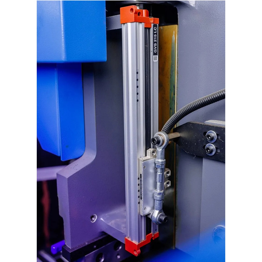 Гидравлический листогибочный пресс MetalTec HBC 70/2500 с ЧПУ 4+1 MT-15Фото 4214-04.jpg