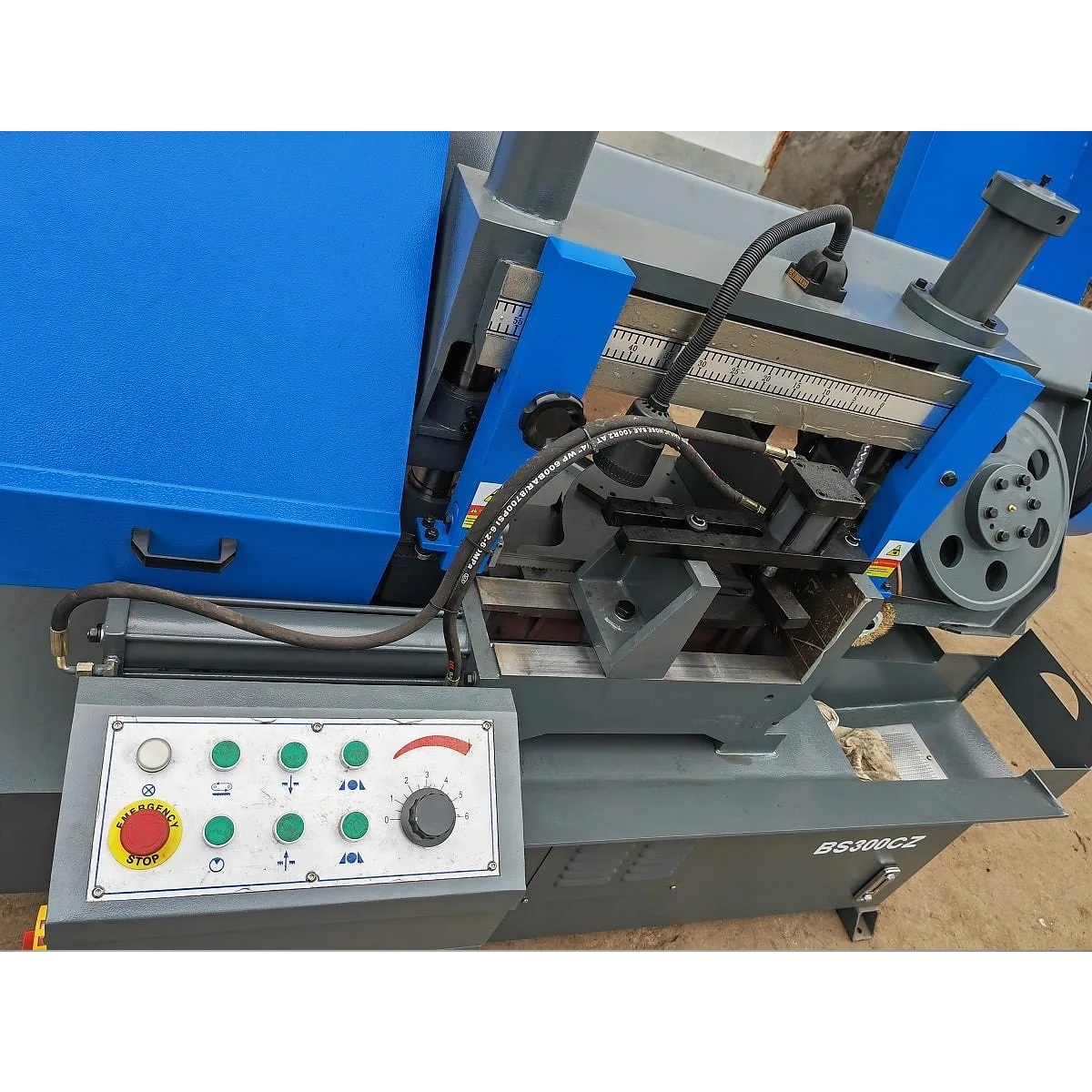 Полуавтоматический ленточнопильный станок по металлу c поворотом пильного модуля под углом до 60° MetalTec BS 350 CZФото 4253-07.jpg