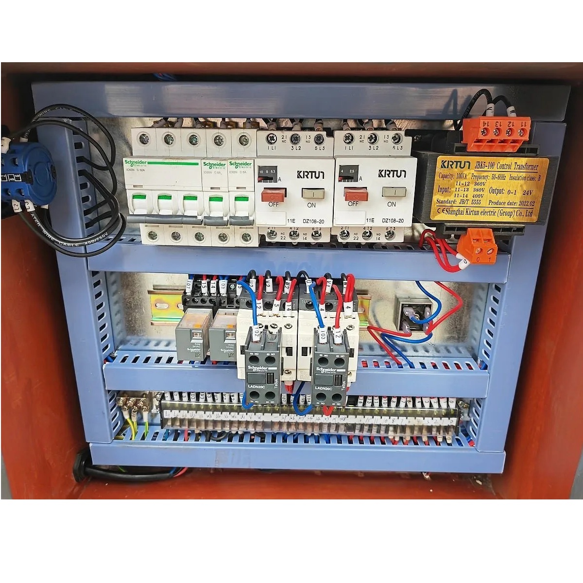 Полуавтоматический ленточнопильный станок по металлу c поворотом пильного модуля под углом до 60° MetalTec BS 350 CZФото 4253-08.jpg