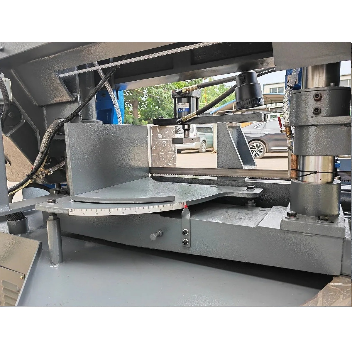 Полуавтоматический ленточнопильный станок по металлу c поворотом пильного модуля под углом до 60° MetalTec BS 500 CZФото 4255-04.jpg