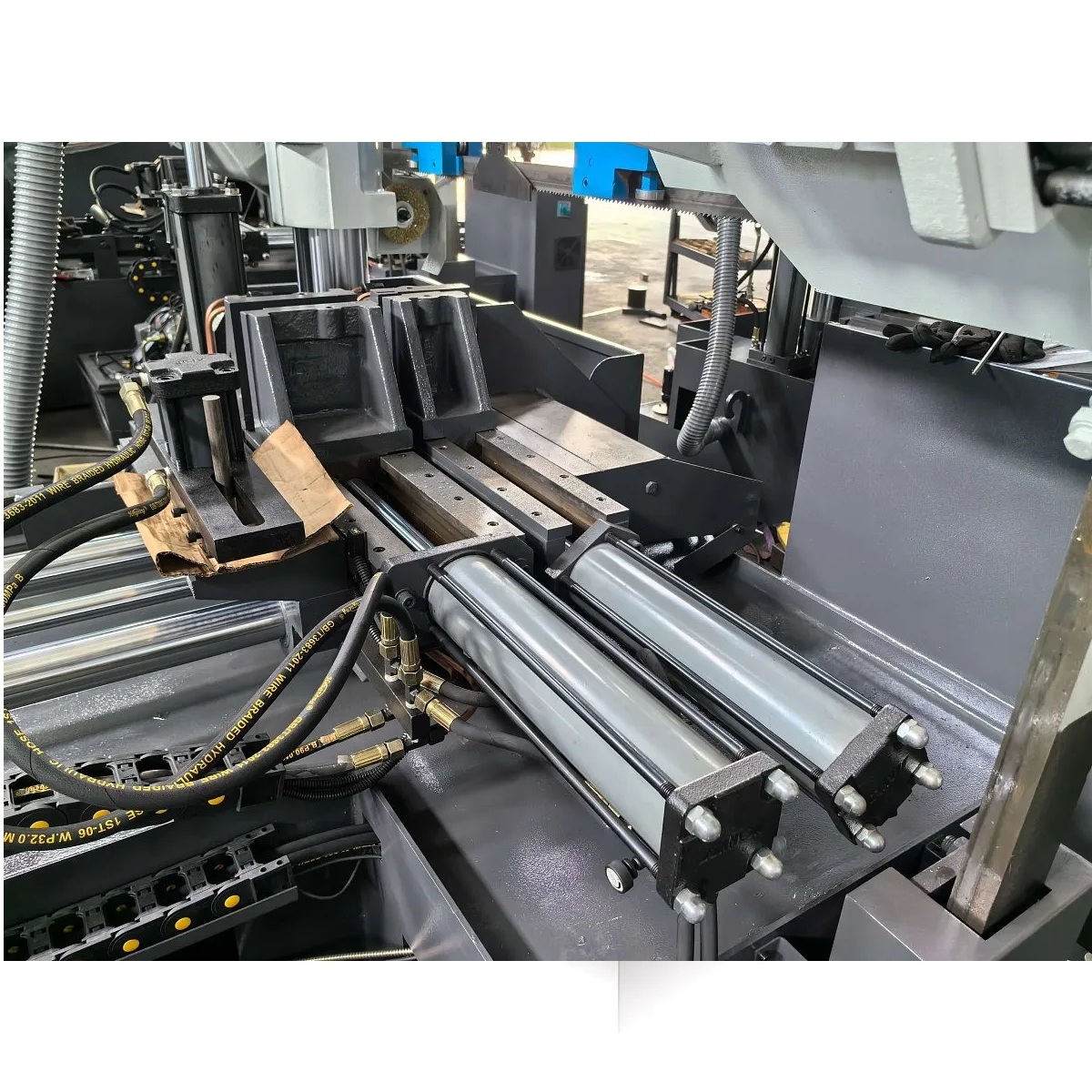 Автоматический двухколонный ленточнопильный станок по металлу MetalTec MBS 330 CАФото 4289-02.jpg