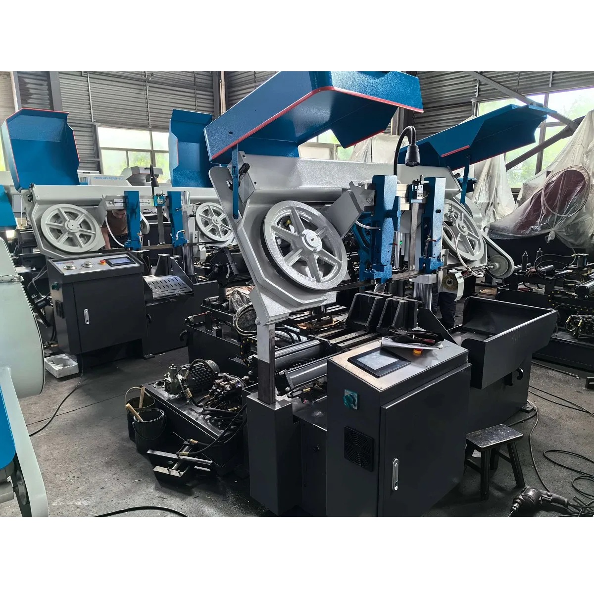 Автоматический двухколонный ленточнопильный станок по металлу MetalTec MBS 330 CАФото 4289-04.jpg