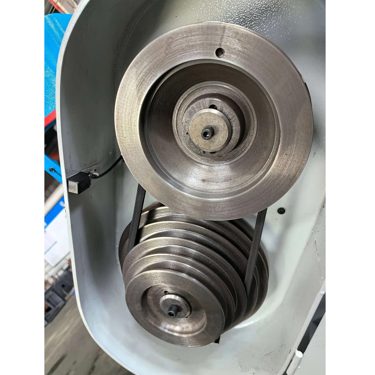 Автоматический двухколонный ленточнопильный станок по металлу MetalTec MBS 330 CАФото 4289-09.jpg