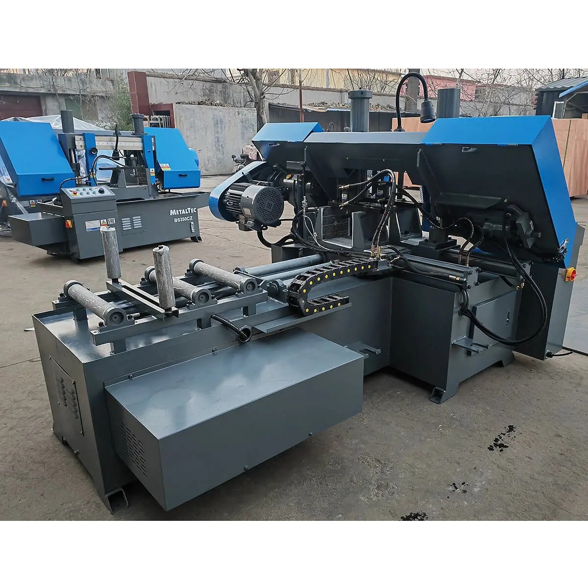 Автоматический двухколонный ленточнопильный станок по металлу MetalTec BS 350 CАФото 4298-09.jpg