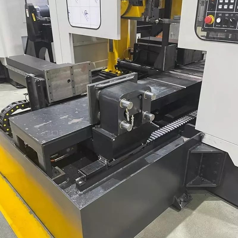 Автоматический двухколонный ленточнопильный станок по металлу HENGERDA H-5555 NC с ЧПУФото 5366-05.jpg