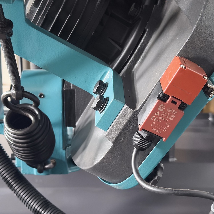 Ленточнопильный станок AURA LM-220G/380Фото 5422-08.jpg