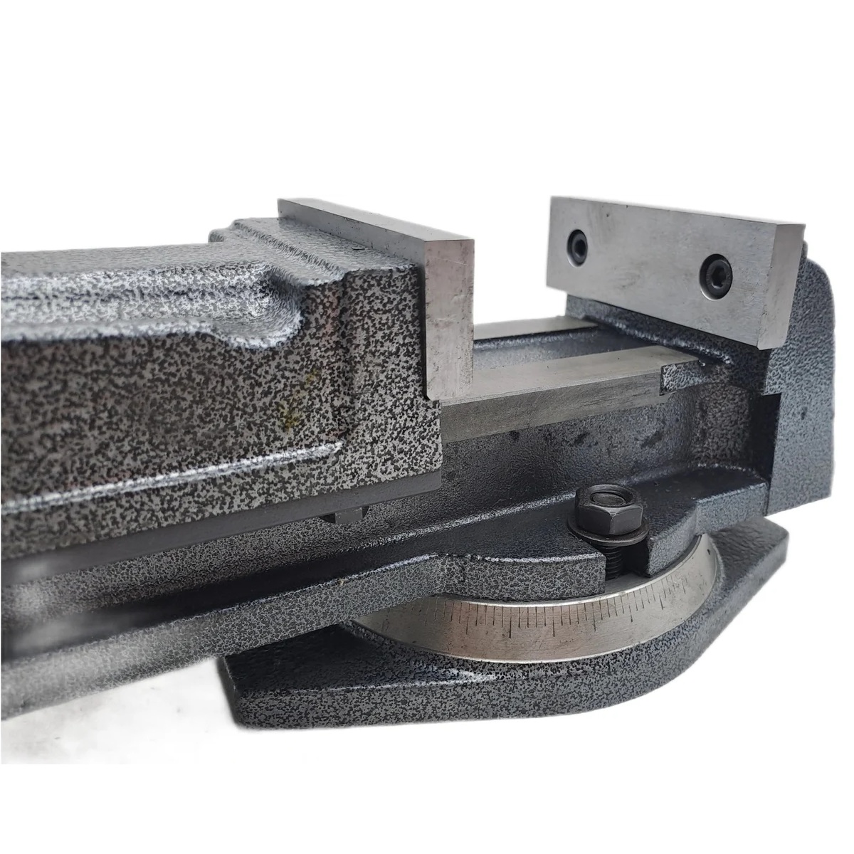 Тиски станочные поворотные TORNERI с закрытым винтом L губок 100 мм, серия QH100 041909Фото 6043-04.jpg