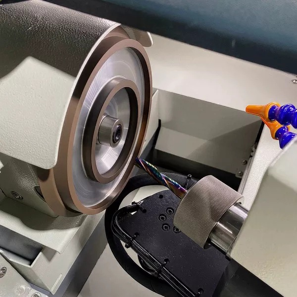 Четырехосевой заточной станок на цангах ER32 с ЧПУ IRONMAC TURBOФото 6242-06.jpg