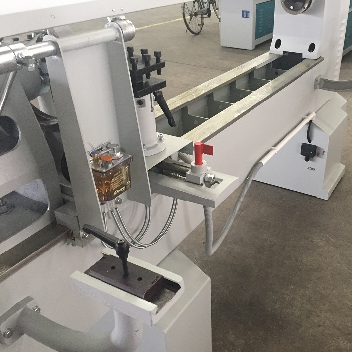 Токарный станок по дереву с копировальным устройством WoodTec L 1450Фото 7066-02.jpg