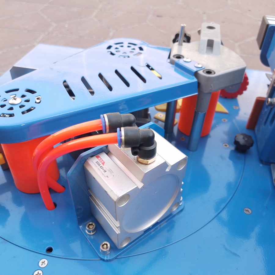 Кромкооблицовочный станок DELTAMACHINERY DM-117 c автоматической подачей заготовкиФото 7076-08.jpg