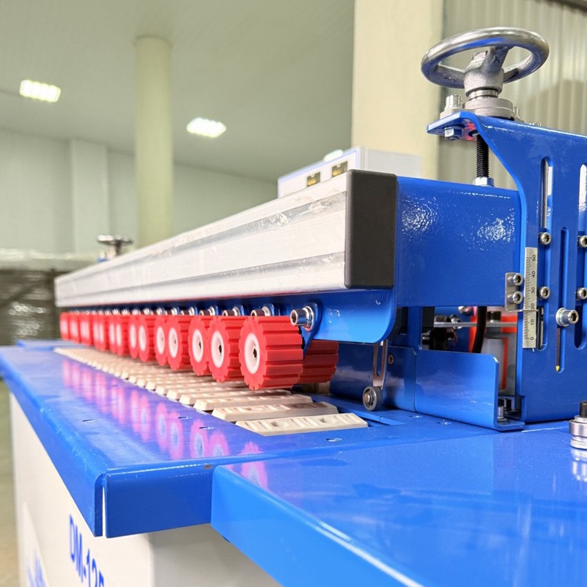 Кромкооблицовочный станок DELTAMACHINERY DM-125 PROФото 7085-02.jpg