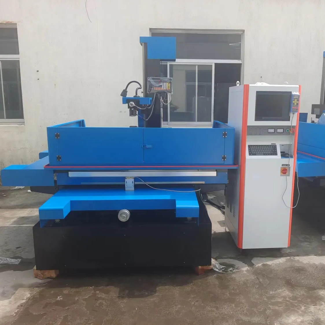 Электроэрозионный проволочно-вырезной станок с ЧПУ DK77100Фото 7099-05.jpg