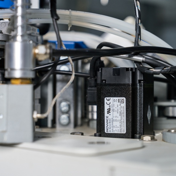 Полуавтоматический кромкооблицовочный станок DELTAMACHINERY DM-1000-3Фото 7112-04.jpg