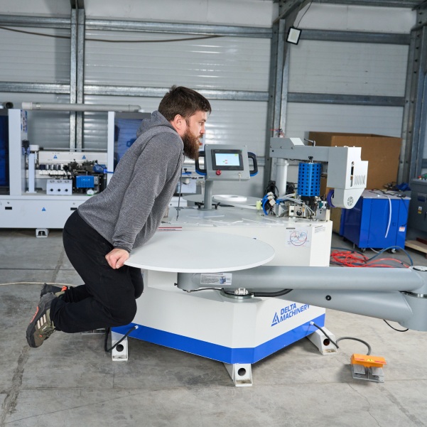 Полуавтоматический кромкооблицовочный станок DELTAMACHINERY DM-1000-3Фото 7112-08.jpg