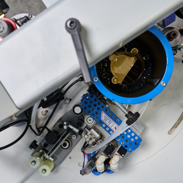 Полуавтоматический кромкооблицовочный станок DELTAMACHINERY DM-1000-3Фото 7112-10.jpg