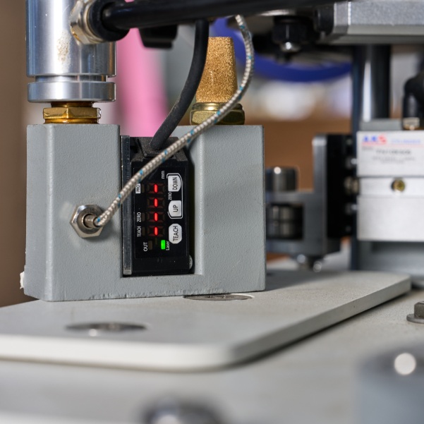 Полуавтоматический кромкооблицовочный станок DELTAMACHINERY DM-1000-3Фото 7112-15.jpg