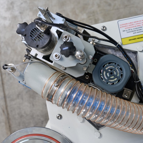 Полуавтоматический кромкооблицовочный станок DELTAMACHINERY DM-900Фото 7113-10.jpg