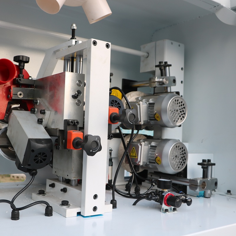 Автоматический кромкооблицовочный станок DELTAMACHINERY DM-300Фото 7120-07.jpg