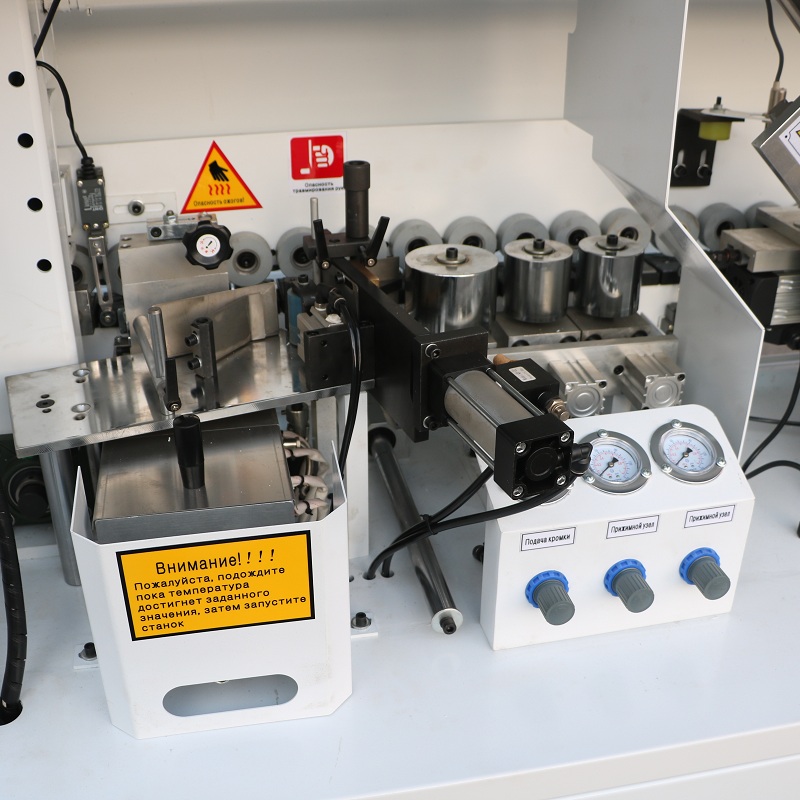 Автоматический кромкооблицовочный станок DELTAMACHINERY DM-400Фото 7123-05.jpg