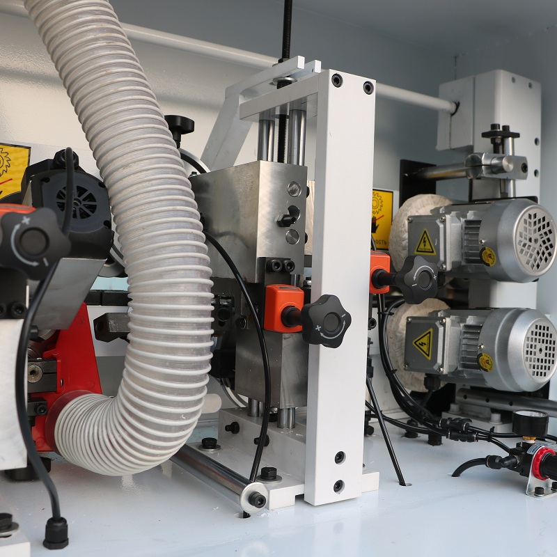 Автоматический кромкооблицовочный станок DELTAMACHINERY DM-400Фото 7123-08.jpg