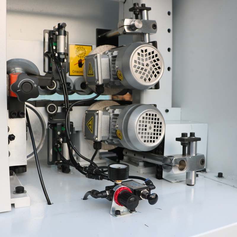 Автоматический кромкооблицовочный станок DELTAMACHINERY DM-400Фото 7123-09.jpg