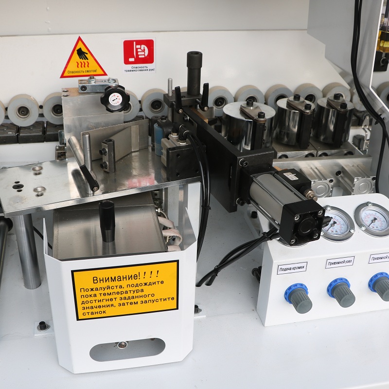 Автоматический кромкооблицовочный станок DELTAMACHINERY DM-400FФото 7125-05.jpg