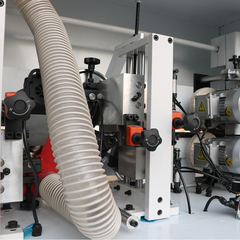 Автоматический кромкооблицовочный станок DELTAMACHINERY DM-400FФото 7125-08.jpg