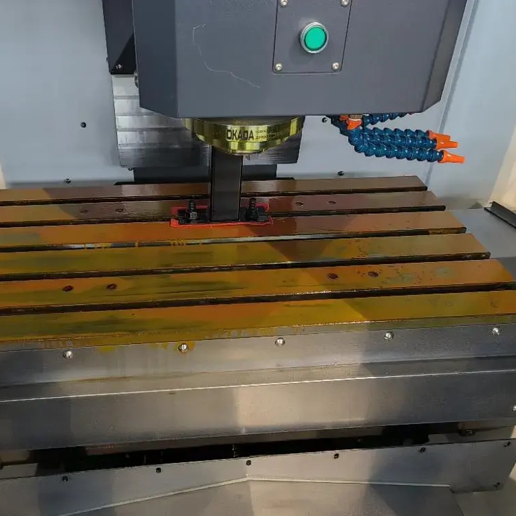 Вертикальный обрабатывающий центр с ЧПУ REALREZ VMC850 Siemens 828DФото 7580-02.jpg