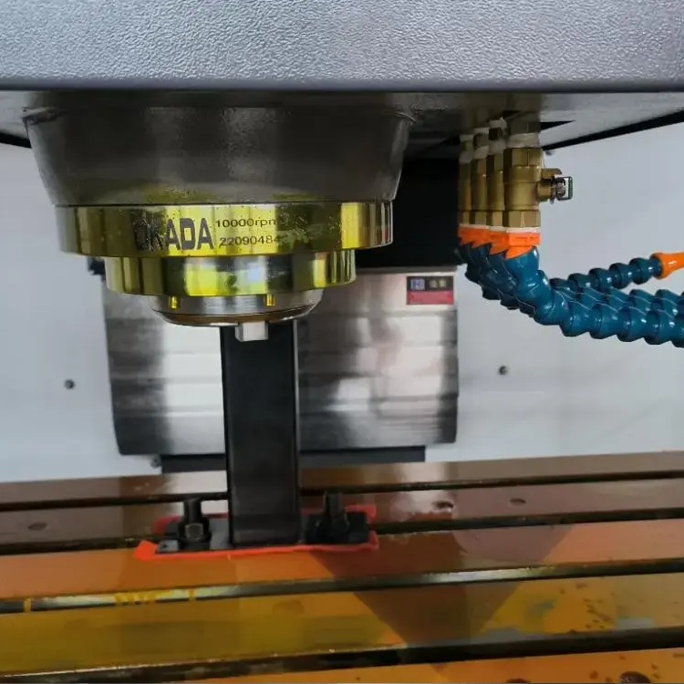 Вертикальный обрабатывающий центр с ЧПУ REALREZ VMC850 Siemens 828DФото 7580-03.jpg