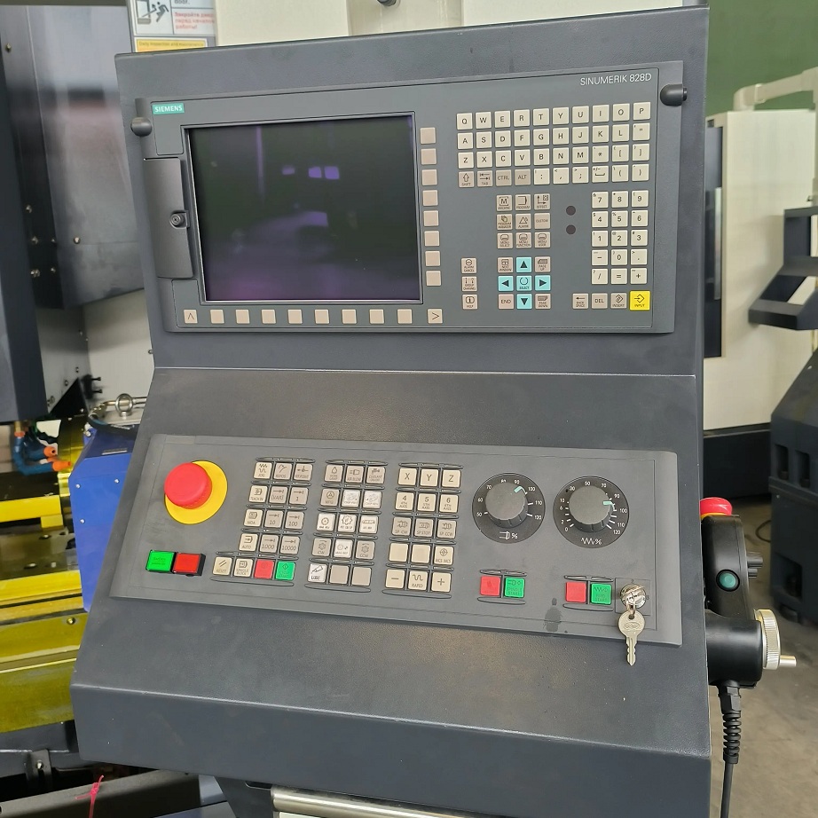 Вертикальный обрабатывающий центр с ЧПУ REALREZ VMC850 (4-ая ось + Siemens 828D)Фото 7581-03.jpg