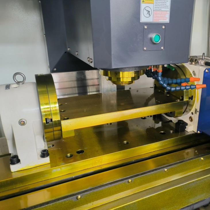 Вертикальный обрабатывающий центр с ЧПУ REALREZ VMC850 (4-ая ось + конвейер + Siemens 828D)Фото 7583-07.jpg