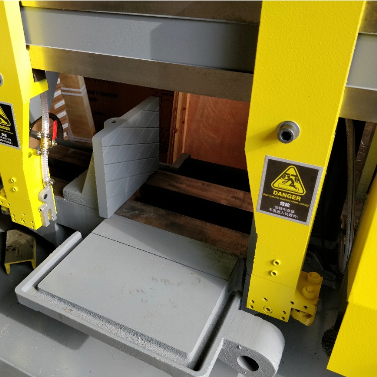 Полуавтоматический ленточнопильный станок REALREZ GB4030Фото 7618-06.jpg