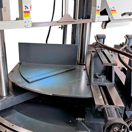 Автоматический двухколонный ленточнопильный станок GNC 4250 Z с поворотной рамойФото 8665-07.jpg