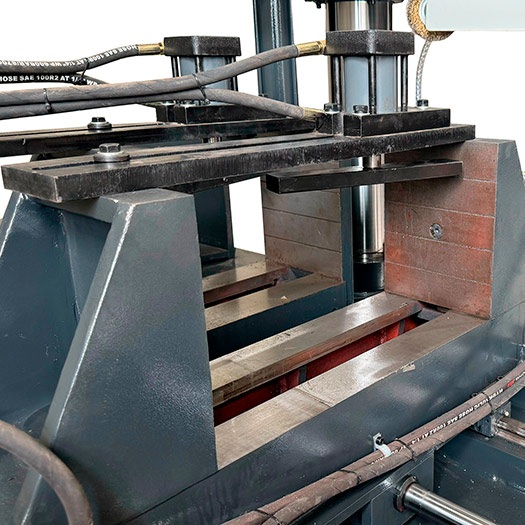 Автоматический двухколонный ленточнопильный станок GNC 4250 Z с поворотной рамойФото 8665-08.jpg