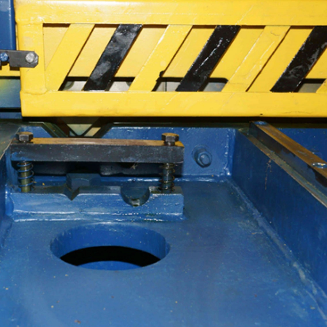 Механические гильотинные ножницы НЛ3421 (12х2200мм)Фото 9682-06.jpg